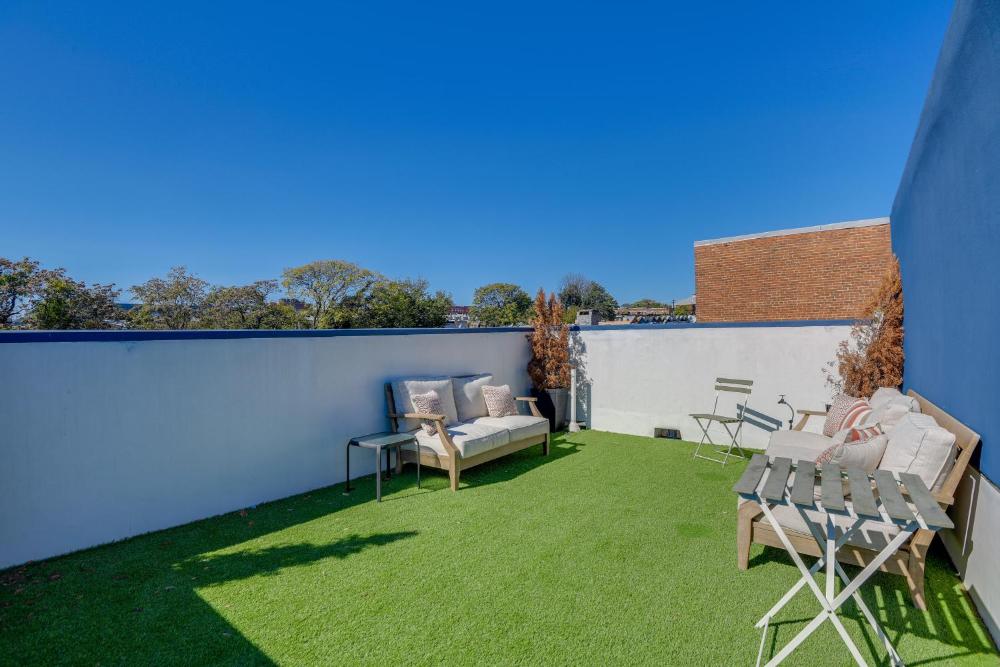 Baltimore Townhome with Private Rooftop Patio!